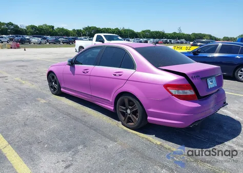 2010 Mercedes-Benz C 300 Luxury/Sport z USA, uszkodzony, nr VIN WDDGF5EB2AF494967